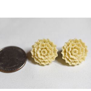Vtg 60's Nostalgic Cottagecore Cream Resin Dahlia Design Post/Stud Chic Earrings